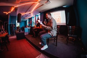 Ondřej Melena hovoří před přednáškou