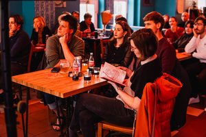 Studování knižního materiálu který vznikl z diplomové práce Rebeky Jechové